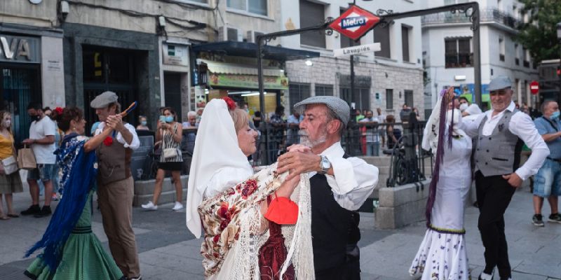 Baile de chulapos en la salida de la boca de metro de Lavapiés, durante las fiestas del barrio. | El País