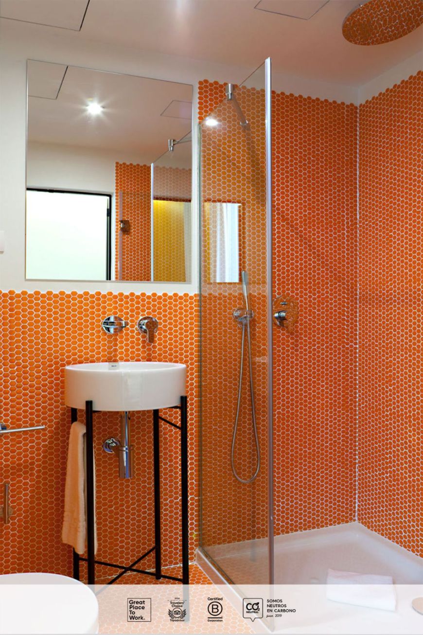 Baño ducha naranja